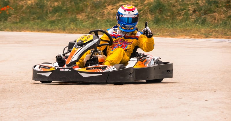 Quel casque choisir pour le karting ? Le guide complet pour bien débuter